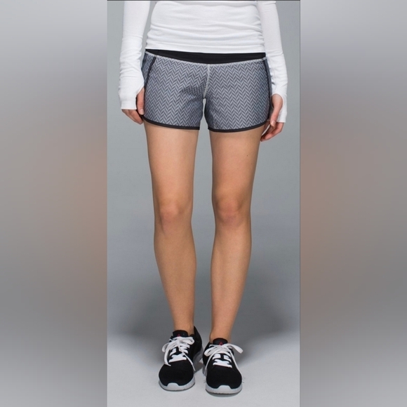 Lululemon Run Times Short *2-way Stretch 
Giant Herringbone Swift Black/White - Picture 3 of 6